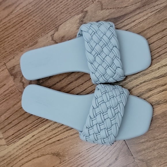 Cushionaire Weaved Grey Memory Foam Sandals - Picture 4 of 5